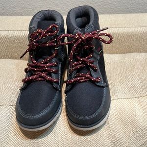 Oshkosh B'gosh boots for your little boy size 13 ❤️ 😘😎